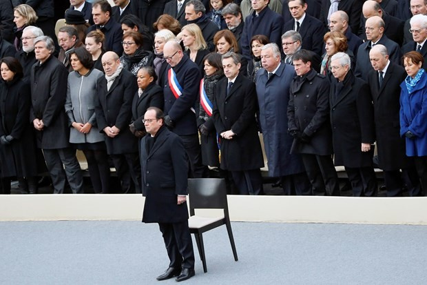 Paris'te her şey bayrak oldu