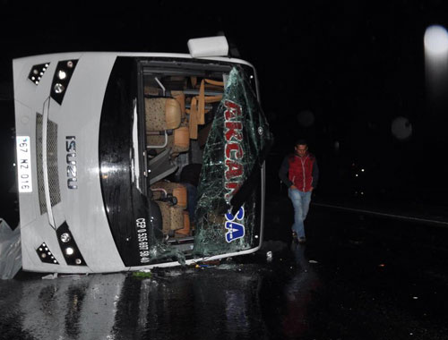 Zonguldak'ta tur midibüsü devrildi