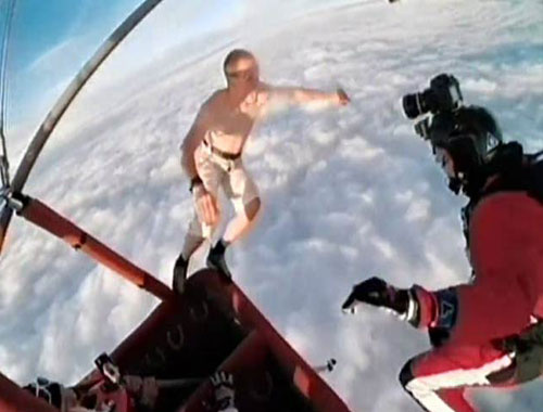 4 bin metreden paraşütsüz atladı!