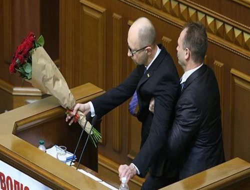 Ukrayna parlamentosunda skandal! Başbakanı kürsüden böyle indirdiler