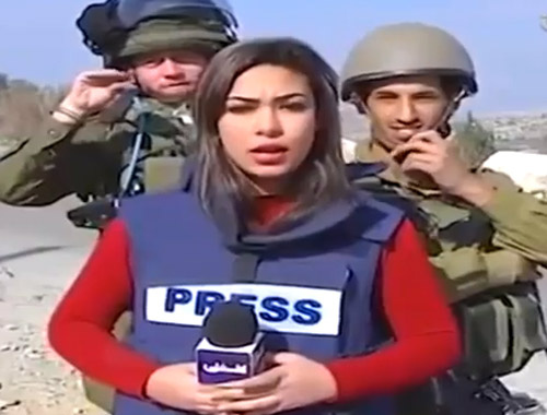 İsrail askerlerinden Filistinli spikere çirkin hareketler