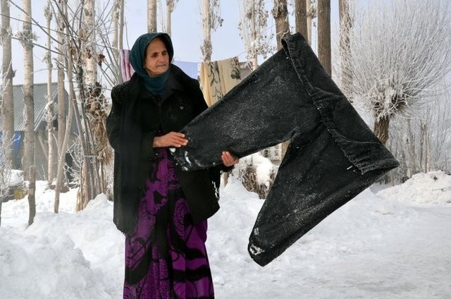 Orada hayat daha zor! Soğuktan çamaşırlar dondu...