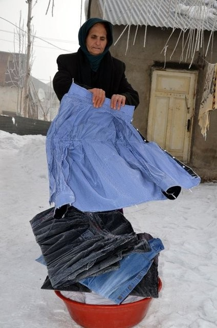 Orada hayat daha zor! Soğuktan çamaşırlar dondu...