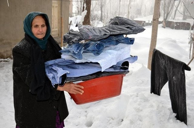 Orada hayat daha zor! Soğuktan çamaşırlar dondu...