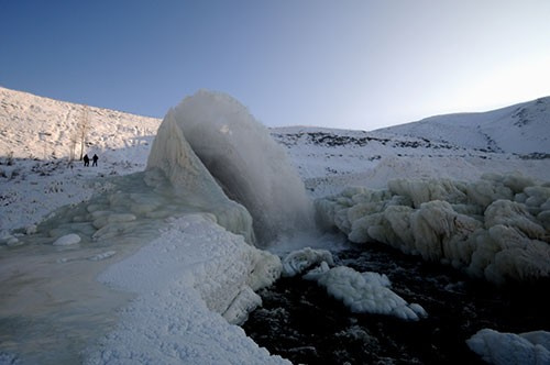 Patlayan su borusu buzdan şelale oluşturdu