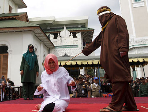 Endonezya'da ürküten kırbaç cezası!
