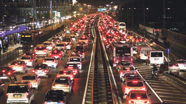 İstanbul trafiği çıldırdı! Yüzde 90 yoğunluk!