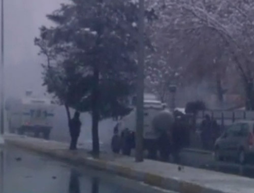 Diyarbakır'da polislere el yapımı patlayıcı