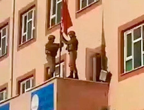 PKK'lıların indirdiği Türk bayrağı dizi müziğiyle göndere çekildi