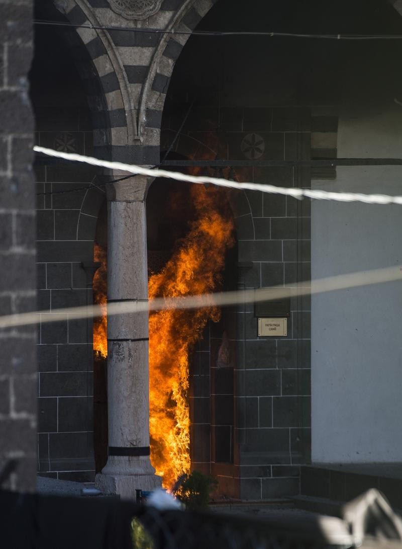 Sur'da tarihi camiye terör saldırısı