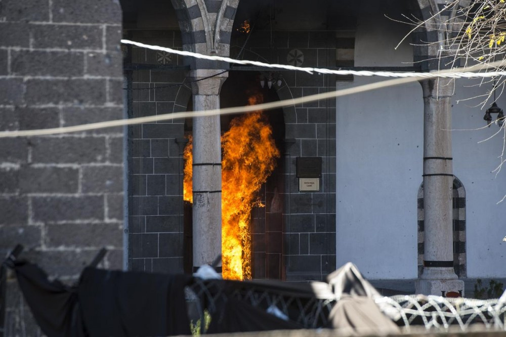 Sur'da tarihi camiye terör saldırısı