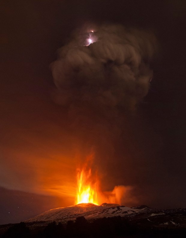 Sessizliğini bozan Etna'dan eşsiz görüntüler