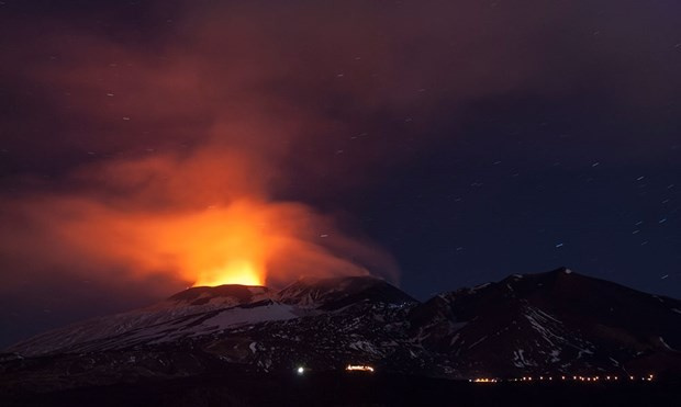 Sessizliğini bozan Etna'dan eşsiz görüntüler