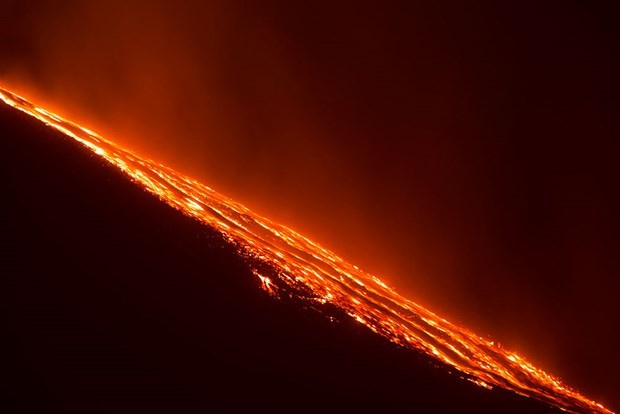 Sessizliğini bozan Etna'dan eşsiz görüntüler