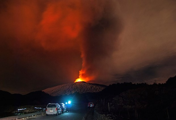 Sessizliğini bozan Etna'dan eşsiz görüntüler