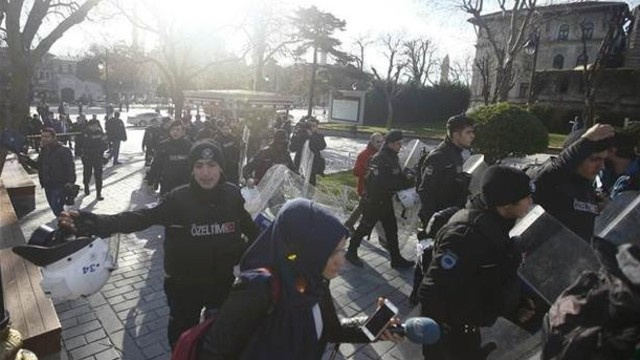 Ünlülerden Sultanahmet saldırısına lanet!