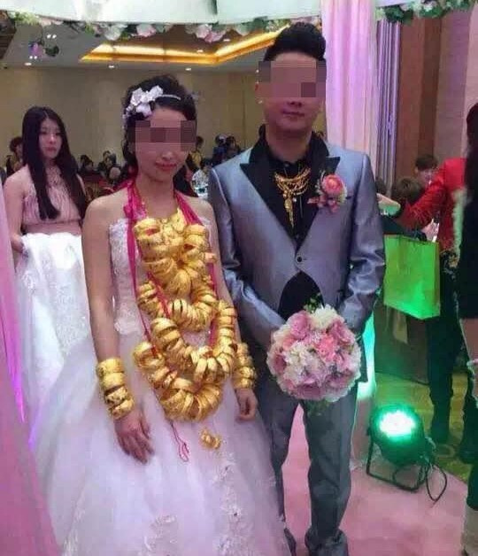 Çin'de altınlarla dolu düğün! Deste deste de para...