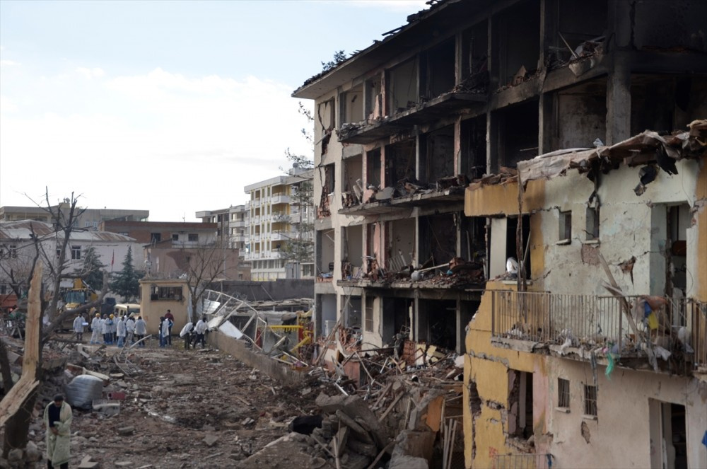 Diyarbakır'da bombalı saldırı işte Çınar'daki korkunç görüntüler 