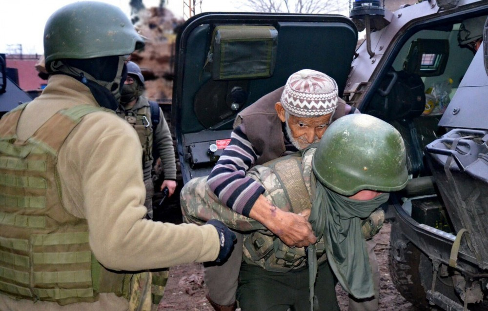 Mehmetçik'ten insanlık dersi! Yaşlı çifti sırtında taşıdı