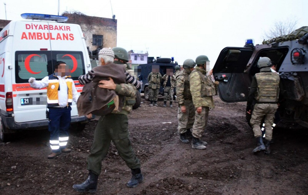 Mehmetçik'ten insanlık dersi! Yaşlı çifti sırtında taşıdı