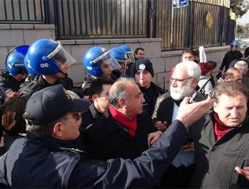 Bordro yakmak isteyen memurlarla polis arasında arbede