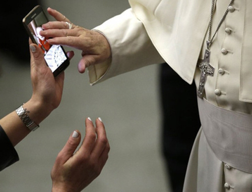 Papa akıllı telefon ile kutsadı