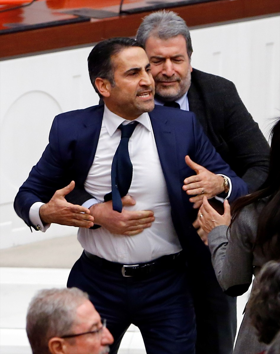 Meclis fena karıştı AK Parti ve HDP'li vekiller birbirine girdi