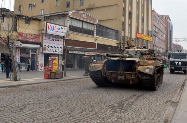 Sur'a tank girdi! Görenler telefona sarıldı