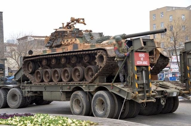 Sur'a tank girdi! Görenler telefona sarıldı