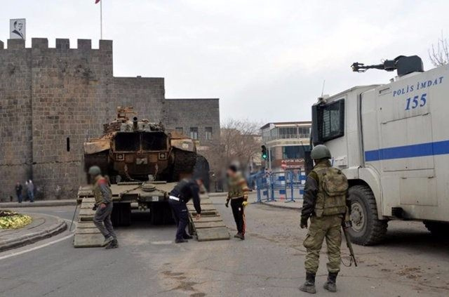 Sur'a tank girdi! Görenler telefona sarıldı