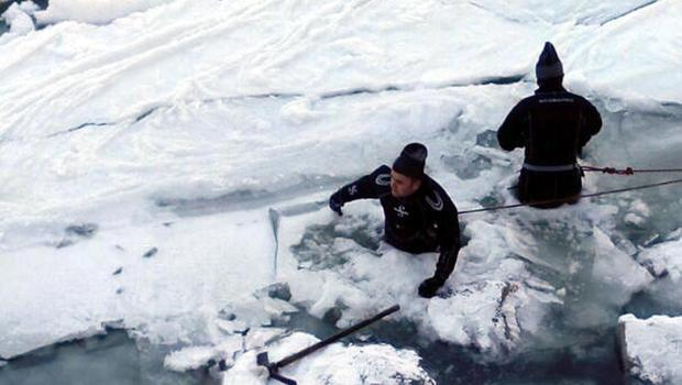 Kaybolan çocuk buz tutan gölde arandı!