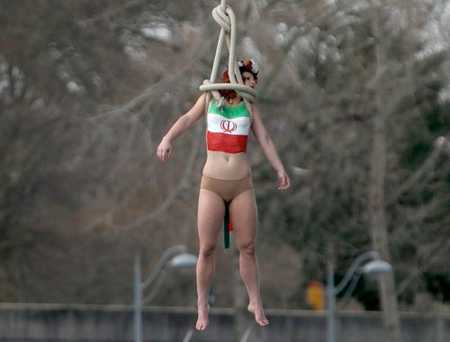 FEMEN yine soyundu Ruhani'ye şok protesto!