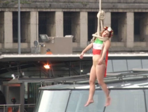 FEMEN üyesi kendini astı
