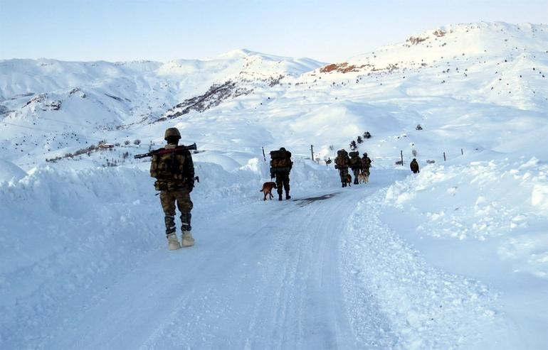 Tunceli'de 2 metre karda PKK operasyonu