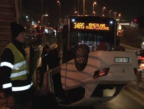 Kadıköy'de otomobil Metrobüs yoluna uçtu
