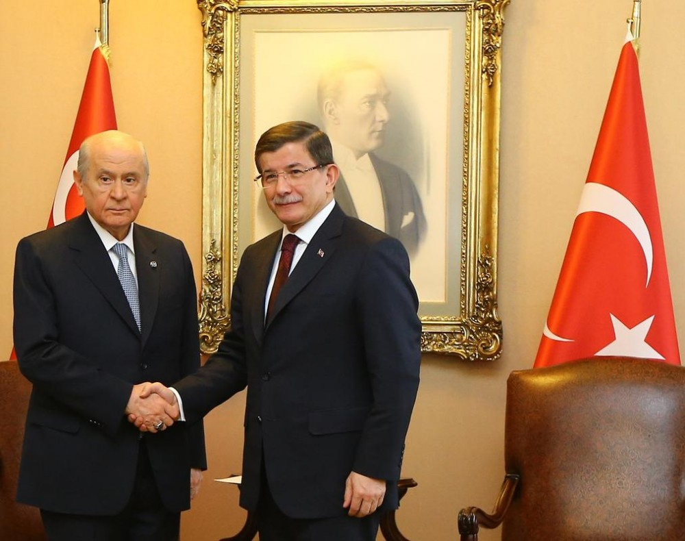 MHP Lideri Bahçeli, Davutoğlu'nu bakın nasıl karşıladı!