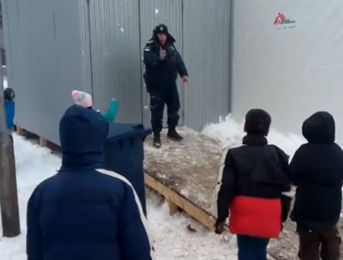Polis sığınmacı çocuklarla kar topu oynadı