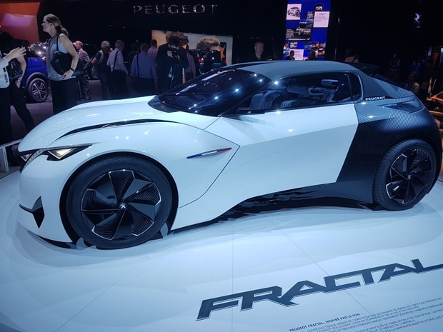 Geleceğin otomobilleri Paris'te tanıtıldı