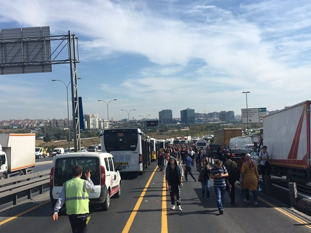 Metrobüs kazası ilk görüntüler hurdaya döndü