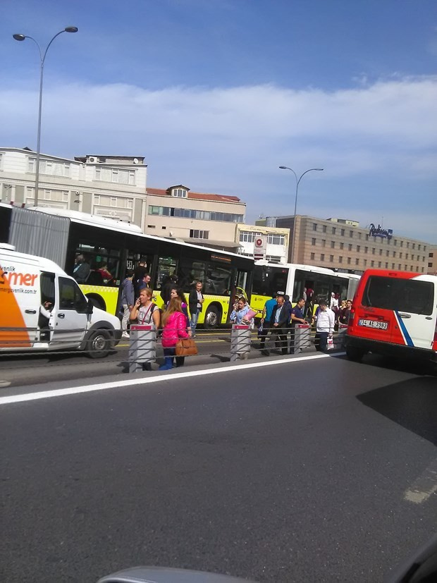 Metrobüs kazası ilk görüntüler hurdaya döndü