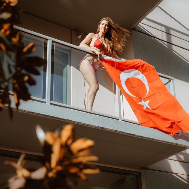 Amanda Cerny'den son bomba bikiniyi girip Türk bayrağını...