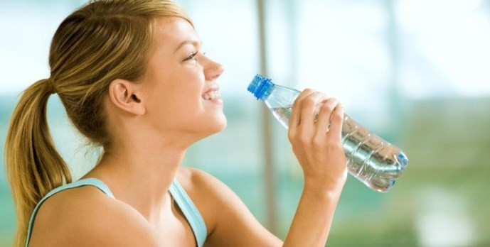 Aç karnına su içmek için 8  sebep!
