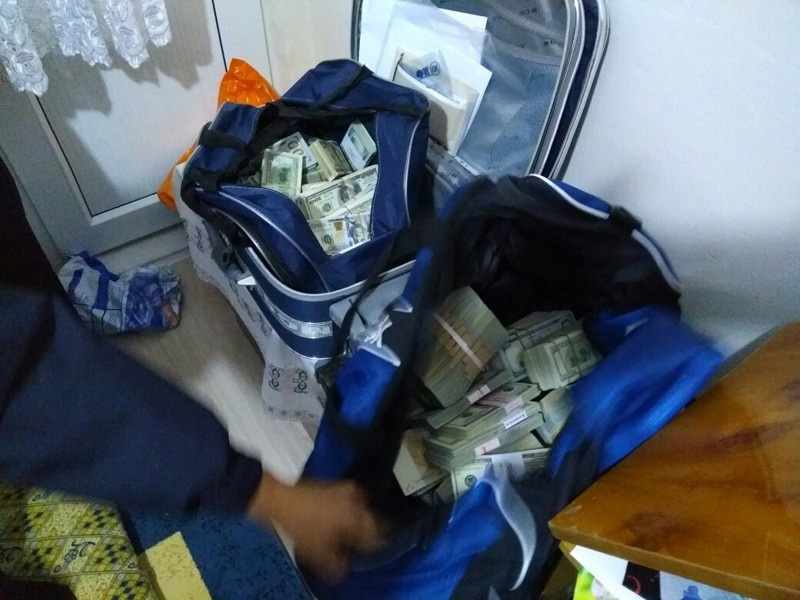 FETÖ üyesi ayakkabı kutusunda 1 milyon dolarla yakalandı