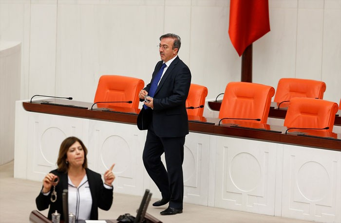 Meclis'te gerginlik! HDP'li vekil bıraktı AK Partili vekil aldı