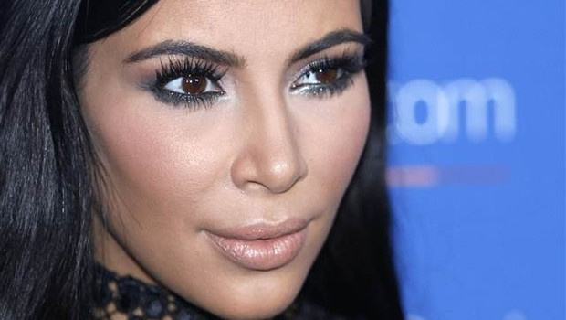 Kim Kardashian'ı başına silah dayayıp soydular