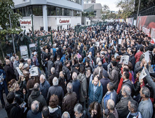 Cumhuriyet Gazetesi'nin önünde protesto