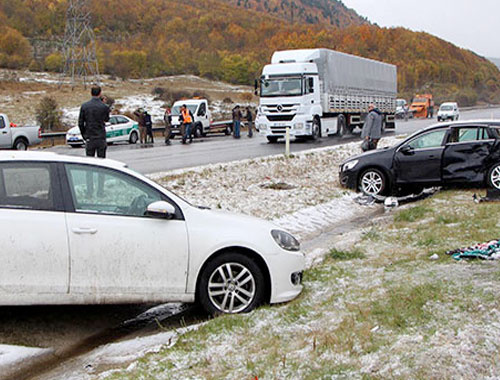 Kar kaza getirdi 12 araç birbirine girdi