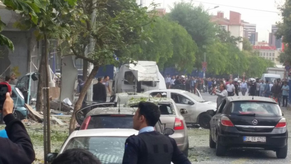 Yenibosna'da karakola saldırı olay yerinden ilk görüntüler
