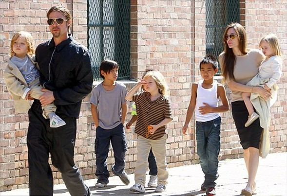 Jolie Brad Pitt'i hatırlatan dövmeleri sildiriyor