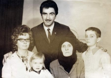 Ünlülerin aile albümleri! Çağatay Ulusoy'un küçüklüğüne bakın